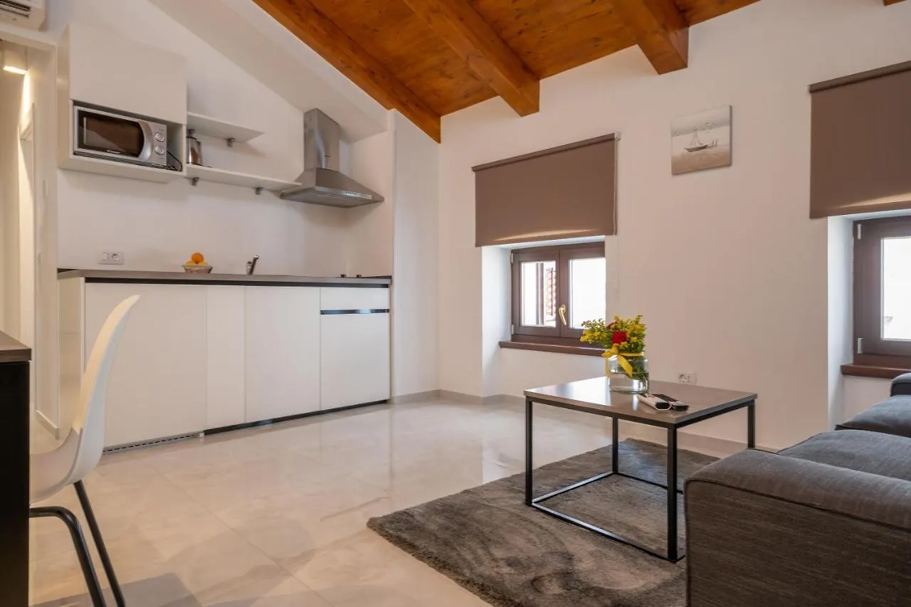 Aaa Apartments & Rooms プーラ
